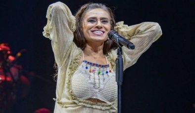 Yıldız Tilbe’den sahneden şaşırtan hareket! Peruğunu çıkarıp…