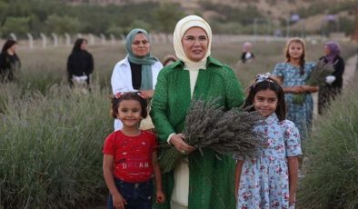 Emine Erdoğan, Ankara’da Ekolojik Köy ziyareti ve lavanta hasadı yaptı