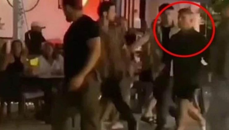 Alaçatı sokaklarında Özcan Deniz’den enteresan manzara: 10 müdafaayla dolaştı